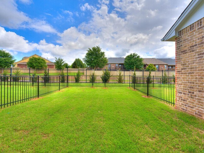 Building Photo - Luxury, Zero Maintenance Living in Edmond!