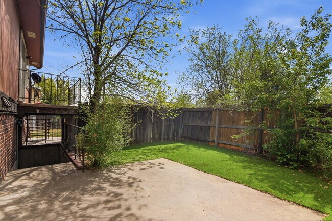 Building Photo - $1,300.95 with $300.00 off the first month's rent, 2 Beds - 1 Bath, Triplex in Aurora with Washer...