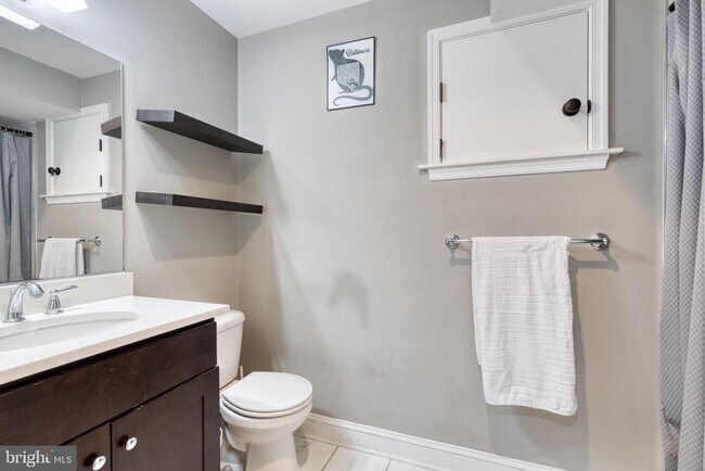 Building Photo - 800 S Curley St