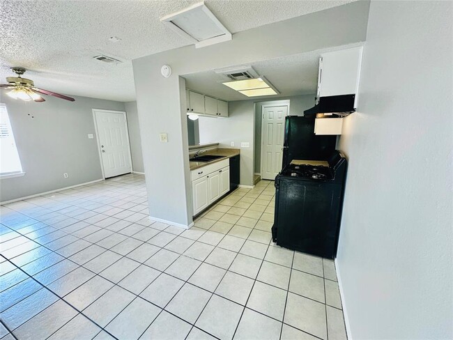 Building Photo - 5305 Woodland Oaks Ct