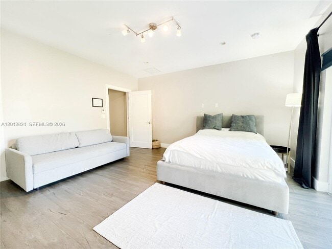 Building Photo - 513 SW 18th Ct