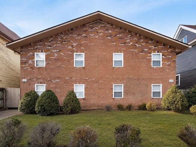 Building Photo - 1393 Summit St