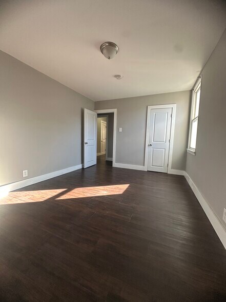 Building Photo - 1321 E Johnson St