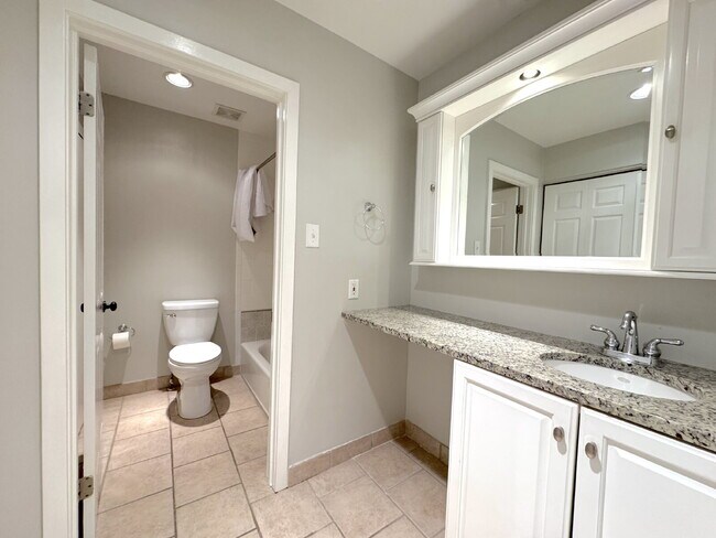 Building Photo - Premier Del Ray Townhome: Steps from The Avenue