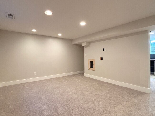 Building Photo - Gorgeous Sugarhouse Remodel!