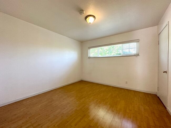 Building Photo - 3 bedroom 1 bathroom home located in Sacra...