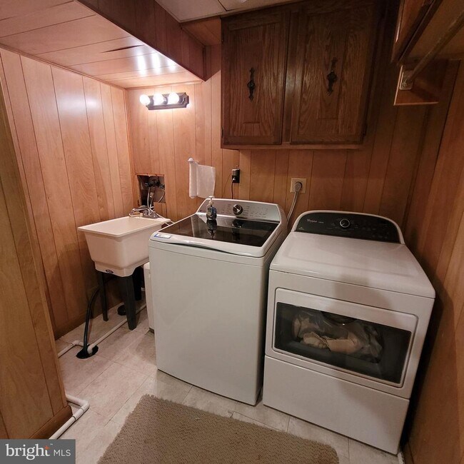 Building Photo - 6302 Shiplett Blvd