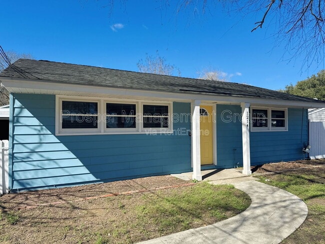 Building Photo - 1214 Hawthorne Cir