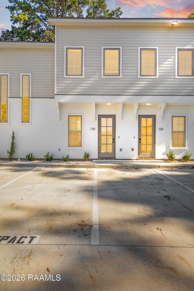 Building Photo - 105 Steiner Oaks