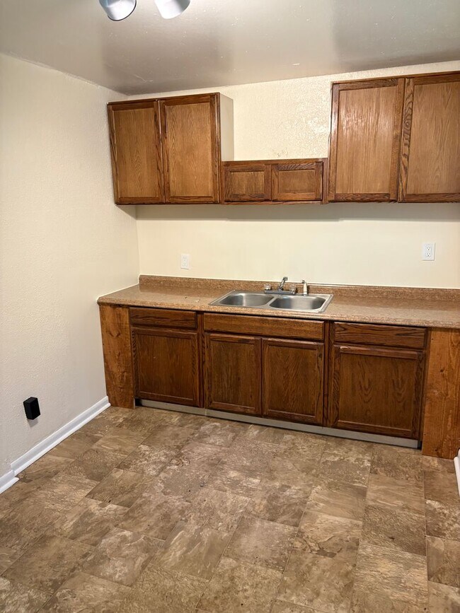Building Photo - 2+ bedroom- Available now $1,000