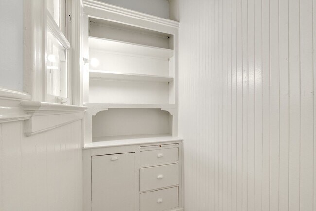 Building Photo - Large, pet friendly 2BR with hardwood floors and laundry in unit