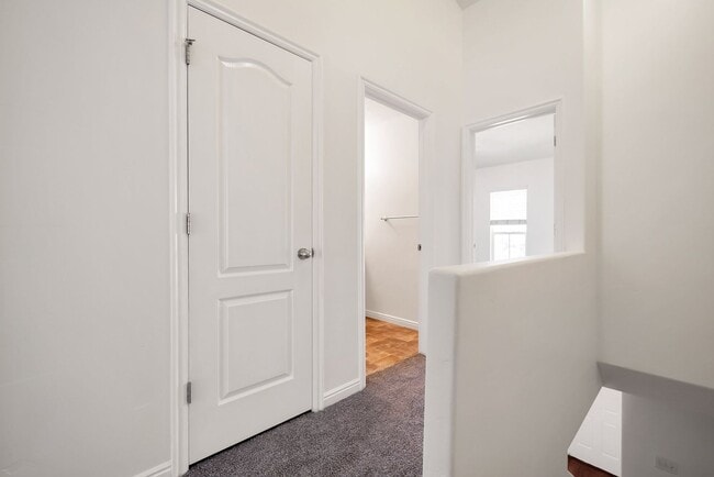 Building Photo - Awesome Townhome in Iverness Square in Murray