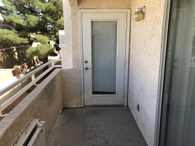 Building Photo - 2 bedroom 2 bathroom Condo