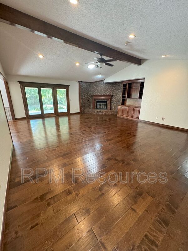 Building Photo - 12000 Hollyrock Dr