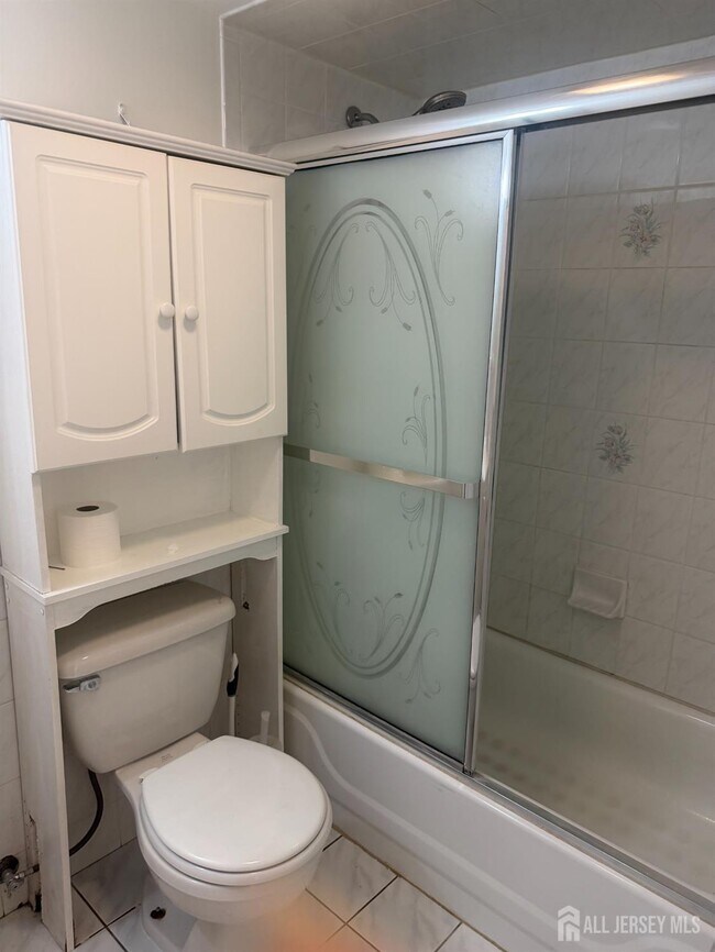 Building Photo - 13 Oakwood Dr