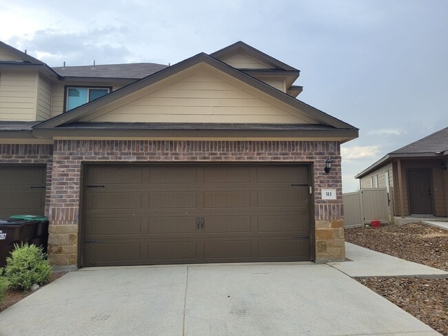 Building Photo - Two Story Townhome in New Braunfels