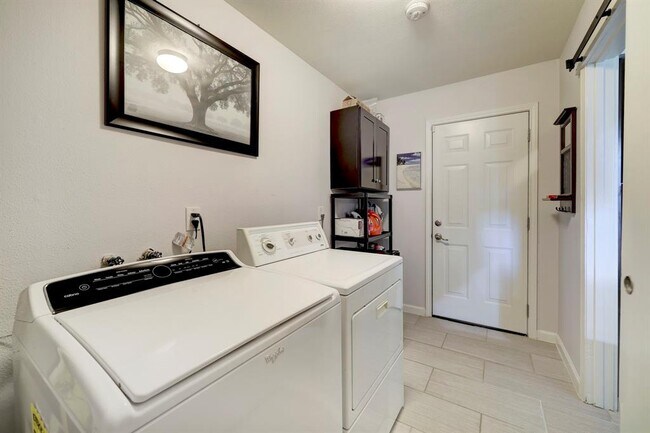 Building Photo - 2910 Freshmeadows Dr