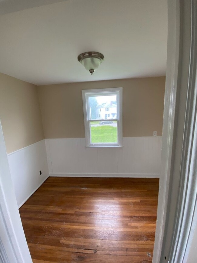 Building Photo - ELLEN 11