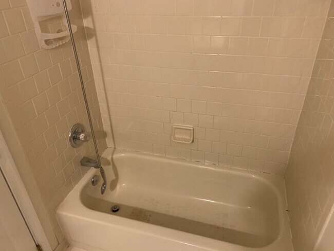 Building Photo - Nice Large Condo on Ground Level for Rent in Awesome Neighborhood!