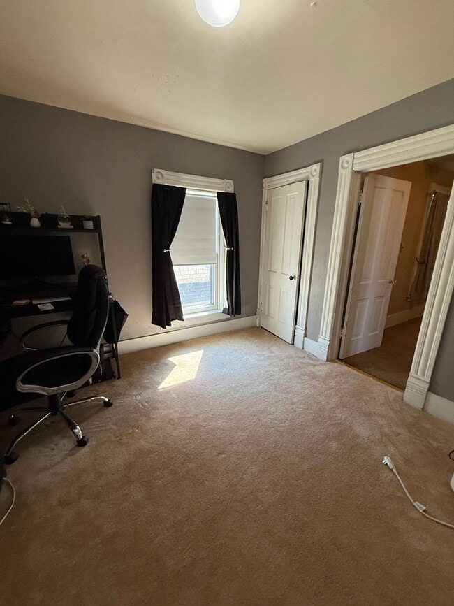 Building Photo - Four Bedroom House in La Crosse