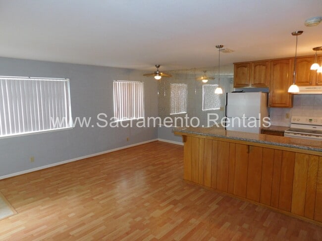 Building Photo - Spacious 2bd/1ba Foothill Farms Area Condo