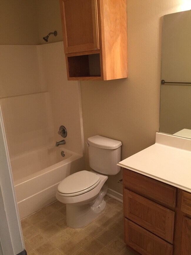 Building Photo - College Station. - 3 bedroom/3 bath Duplex, fenced in back yard, ready for an August 2026 move in.