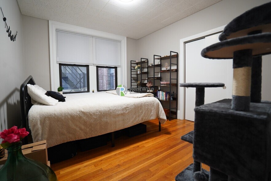 Building Photo - 1455 Beacon St