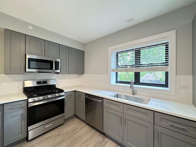 Building Photo - 1138 Oak Ave