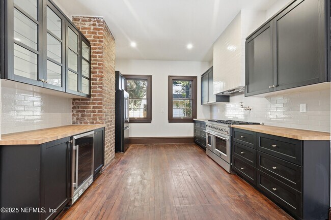 Building Photo - 2979 St Johns Ave