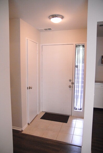 Building Photo - 2438 Glengyle Dr