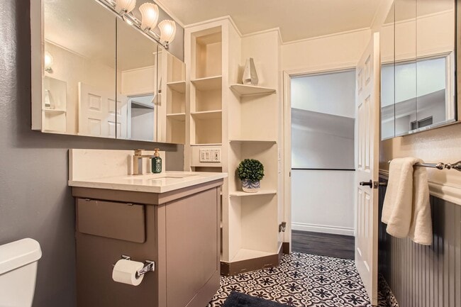 Building Photo - Beautifully Updated 2 Bedroom, 1.5 Bathroo...