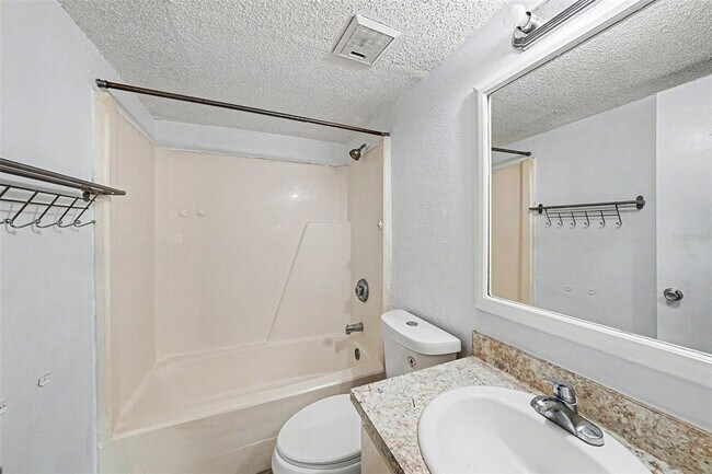 Building Photo - 550 Golden Raintree Pl