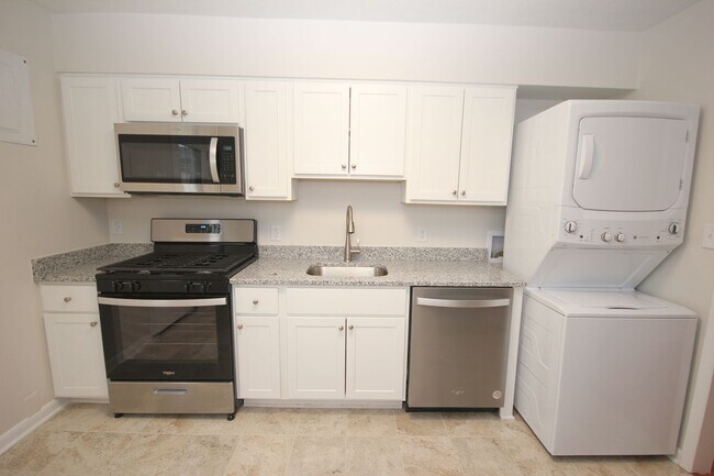 Building Photo - Renovated 2 Bedroom, 1 Bath Single-Family Home