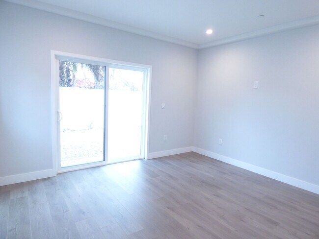 Building Photo - 1256 N Hobart Blvd