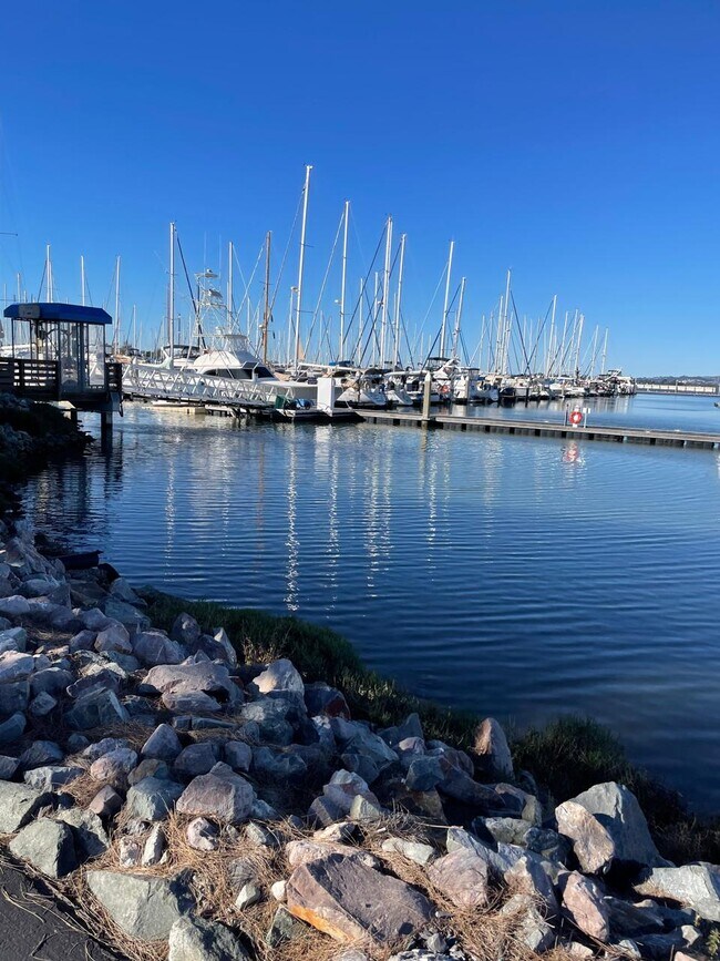 Building Photo - 4 Commodore Dr