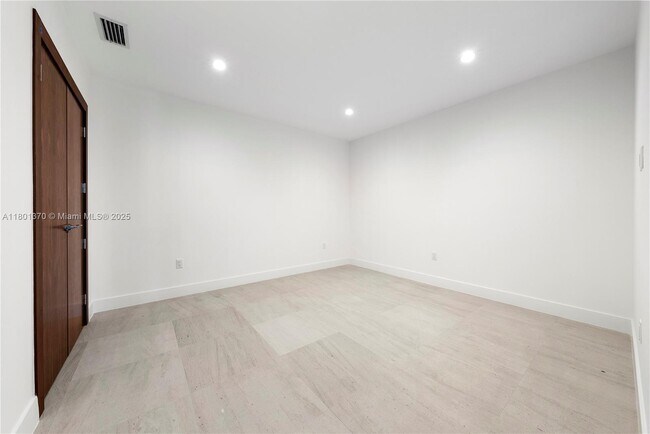 Building Photo - 701 Valencia Ave