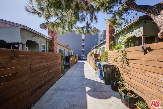 Building Photo - 3216 Bellevue Ave