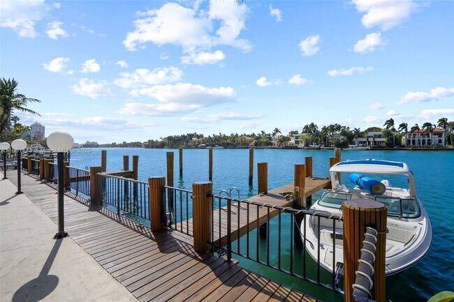 Building Photo - 5640 Collins Ave