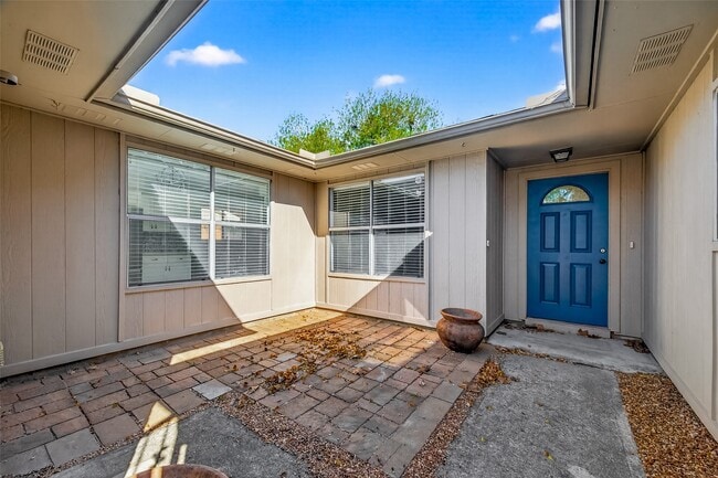 Building Photo - 17043 Coachmaker Dr