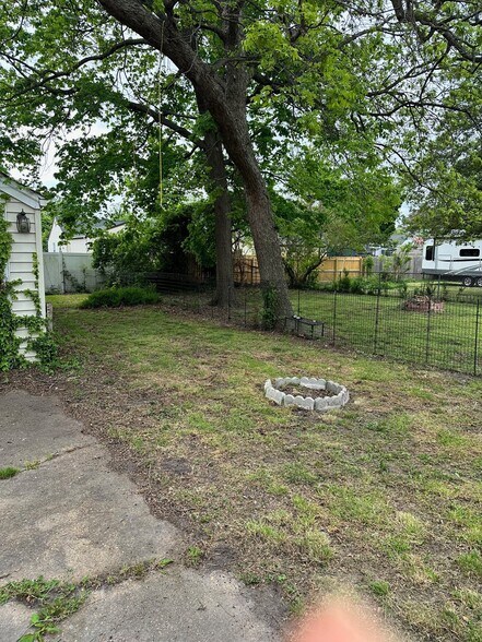 Building Photo - 9324 Phillip Ave