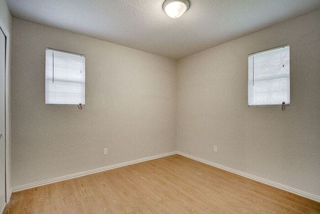 Building Photo - No Application Fees* $500 off 1st months r...