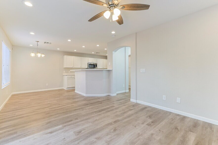 Building Photo - 3719 E Inverness Ave