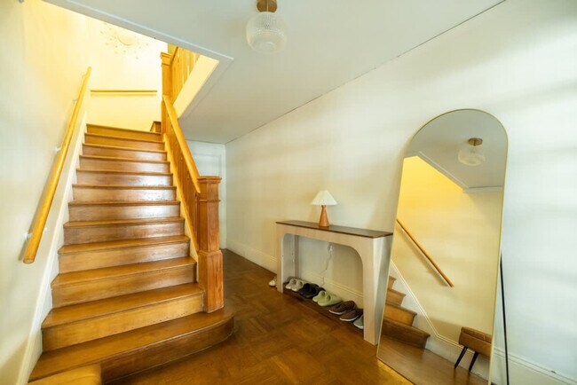 Building Photo - 1107 Broadway-SI ID1309749P