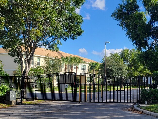 Building Photo - 1400 Crestwood Ct S