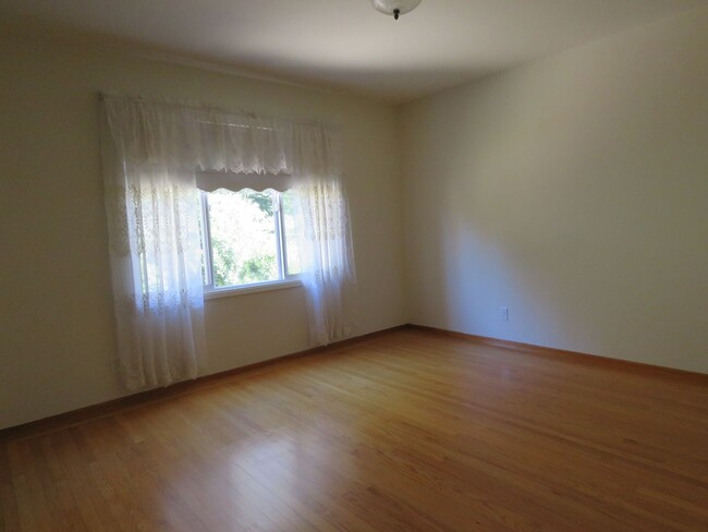 Building Photo - Large 3 Bedroom House in Forest Knolls