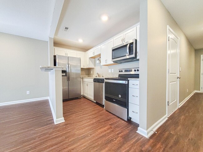 Building Photo - Two Bedroom with Garage on Exit 11!