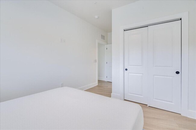 Building Photo - 3000 Duval St