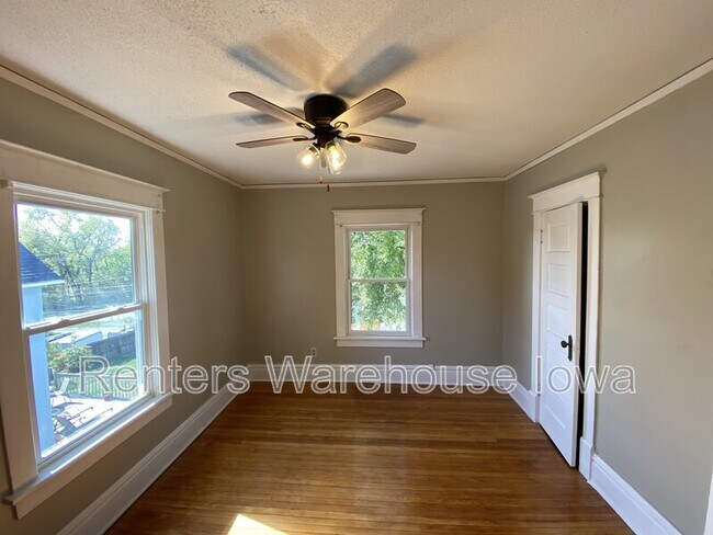 Building Photo - 1622 E 8th St