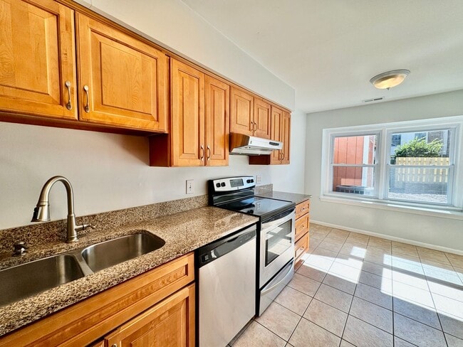 Building Photo - 3-Bedroom Townhome 03-25-26!! All Appliances Convey!! Excellent School Zones!!