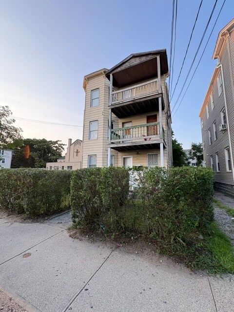 Building Photo - 105 Division St